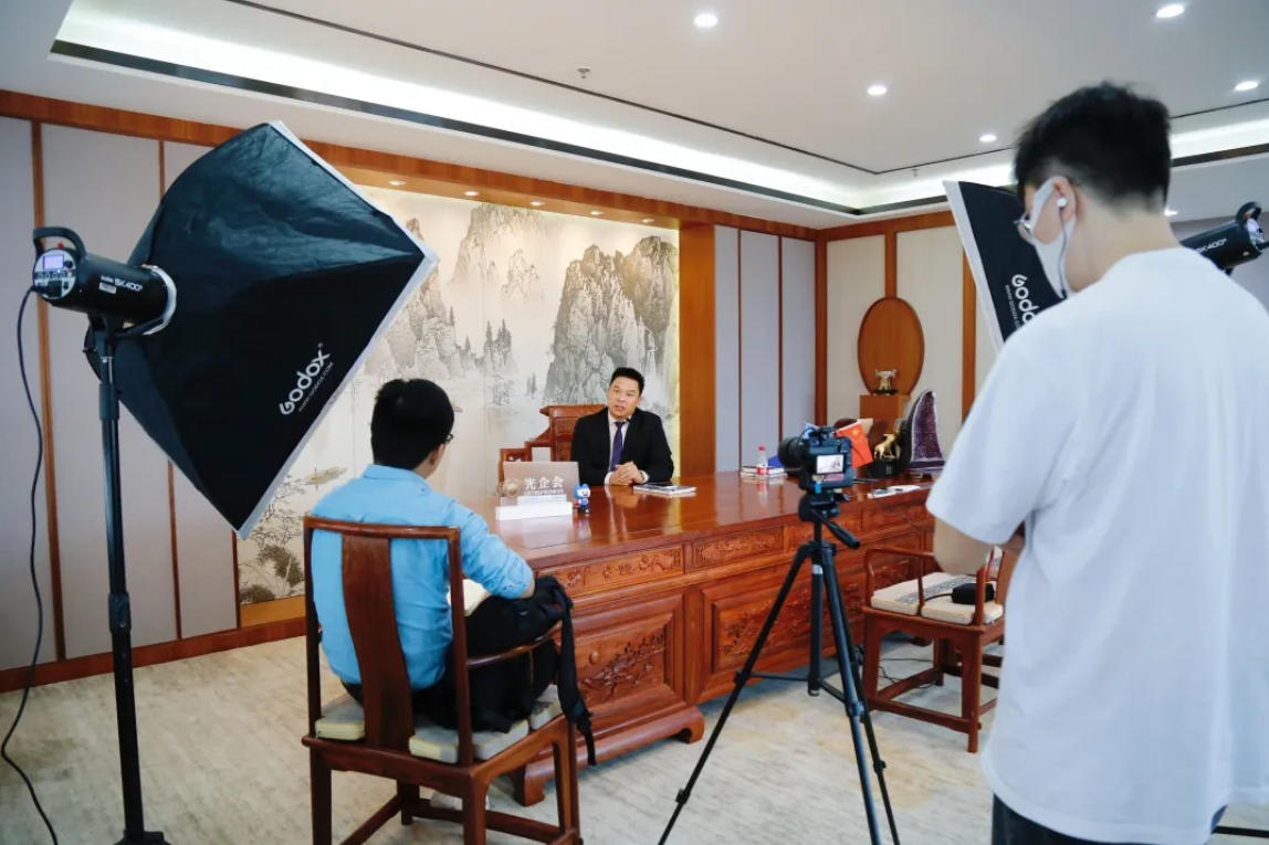 2022鄭才翥董事長榮膺2021光企會年度優(yōu)秀企業(yè)家